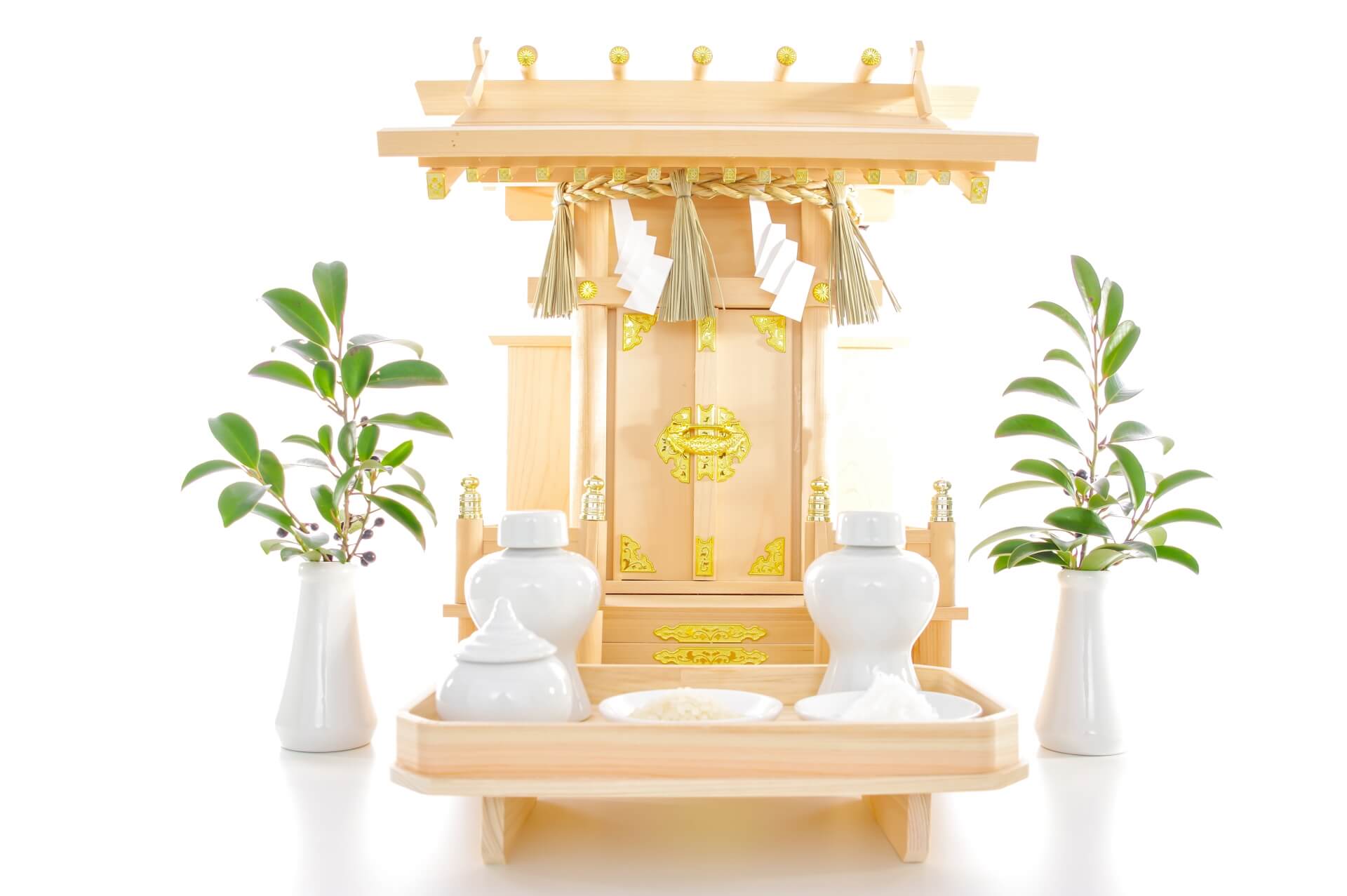 明るい木製の伝統的な家庭用神棚