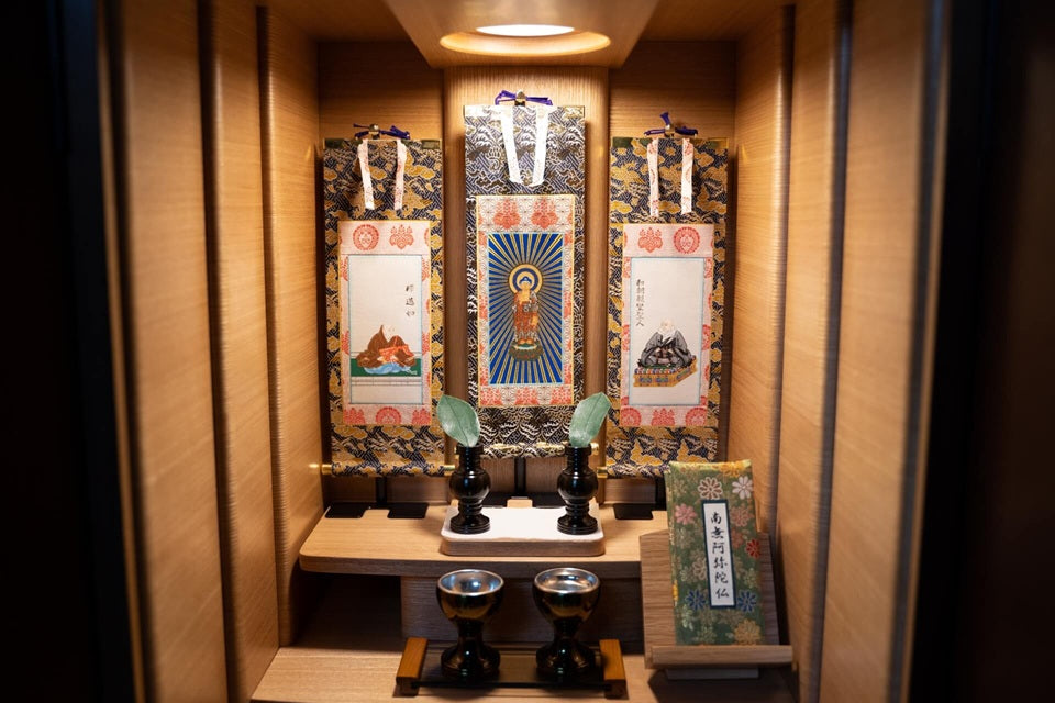 伝統的な装飾が施された家庭用仏壇